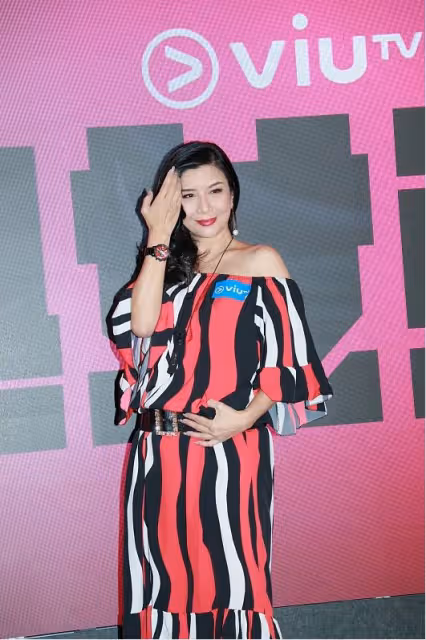 吳家麗真不在意年齡，歲數大了也要穿得花里胡哨，可配濃妝還挺美