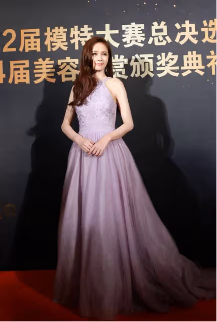 沈夢辰身材太「單薄」了，可穿紫裙是真美，就是側編髮有點顯老