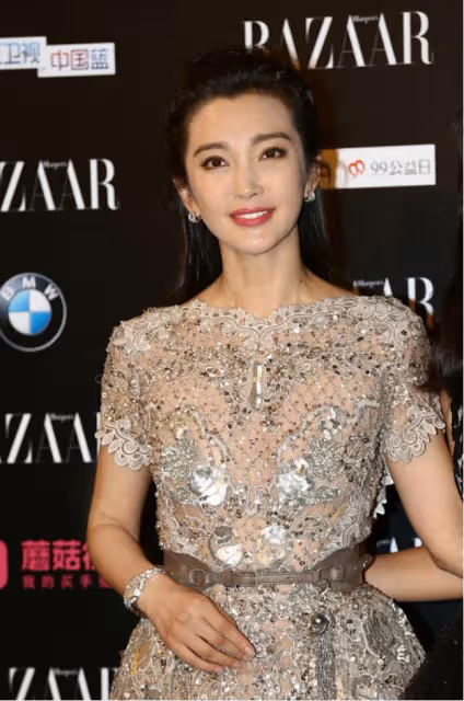 李冰冰裙子可真心機，不僅用亮片裝飾還「透著亮」，看起來真別致