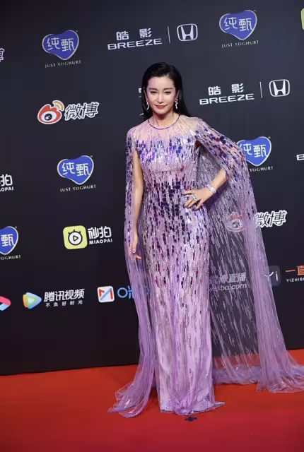 李冰冰裙子可真心機，不僅用亮片裝飾還「透著亮」，看起來真別致