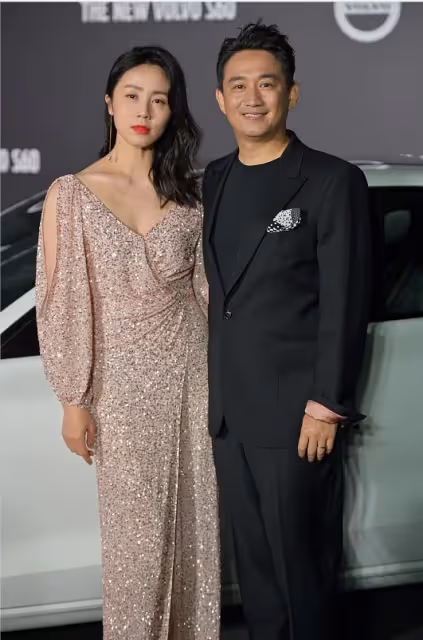 黃磊和妻子還挺有夫妻相的，可孫莉穿長裙太年輕，像少女似的