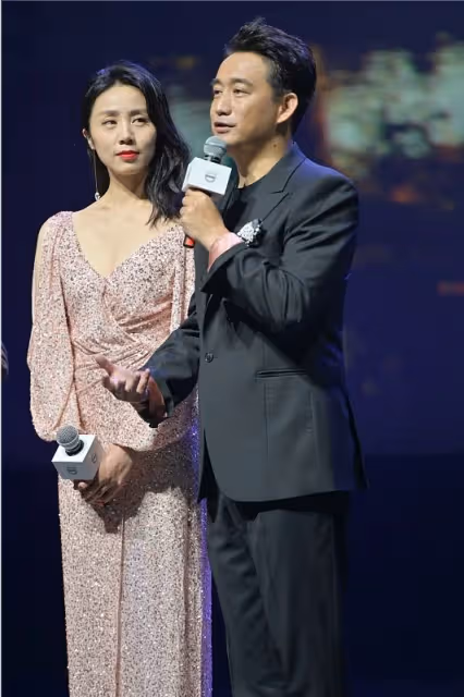 黃磊和妻子還挺有夫妻相的，可孫莉穿長裙太年輕，像少女似的