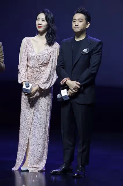 黃磊和妻子還挺有夫妻相的，可孫莉穿長裙太年輕，像少女似的