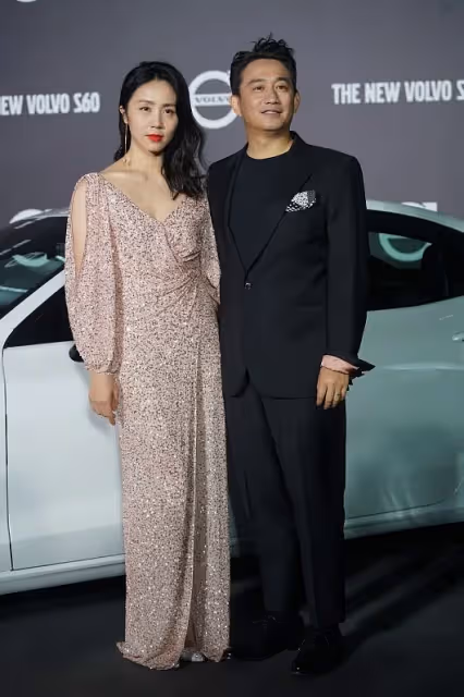 黃磊和妻子還挺有夫妻相的，可孫莉穿長裙太年輕，像少女似的