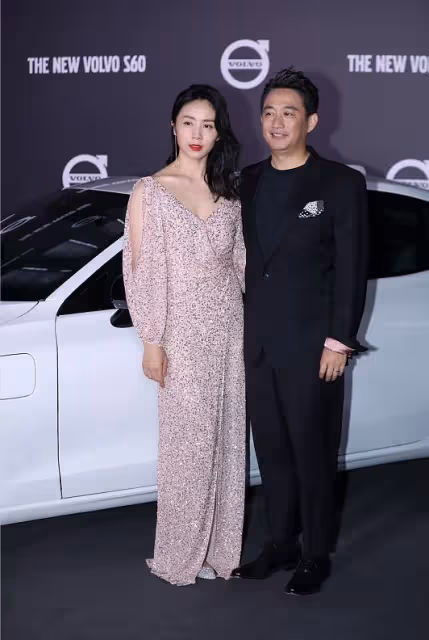 黃磊和妻子還挺有夫妻相的，可孫莉穿長裙太年輕，像少女似的