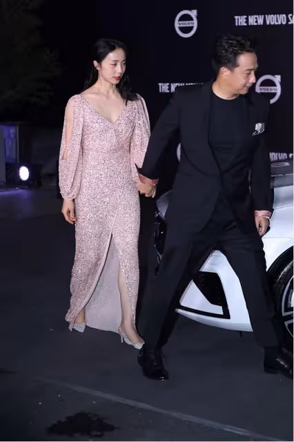 黃磊和妻子還挺有夫妻相的，可孫莉穿長裙太年輕，像少女似的