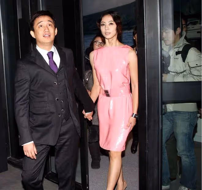 黃磊和妻子還挺有夫妻相的，可孫莉穿長裙太年輕，像少女似的