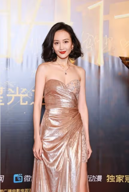 39歲的王鷗美到讓人難以招架，穿抹胸裙大秀好身材，肌膚白嫩好美