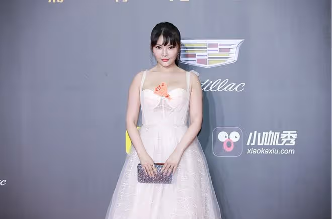 徐冬冬的身材真有過人之處，雖有些胖可曲線好迷人，穿抹胸裙真美