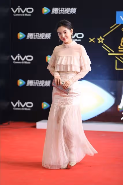 感覺吳倩在硬凹女人味，即使穿很女人的裙子，臉蛋都很青澀