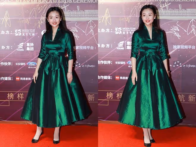 感覺吳倩在硬凹女人味，即使穿很女人的裙子，臉蛋都很青澀