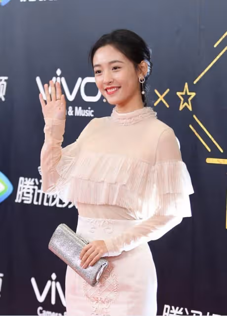 感覺吳倩在硬凹女人味，即使穿很女人的裙子，臉蛋都很青澀