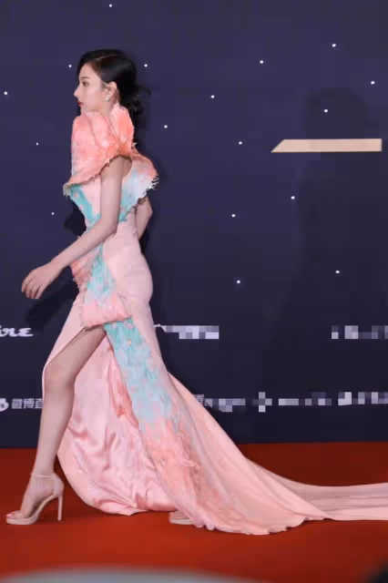 真看不出來宋祖兒是98年的，穿的裙子一套比一套有女人味，很成熟