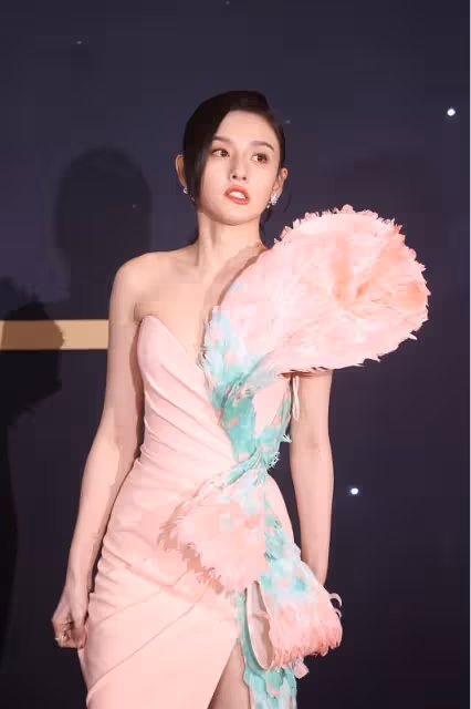 真看不出來宋祖兒是98年的，穿的裙子一套比一套有女人味，很成熟