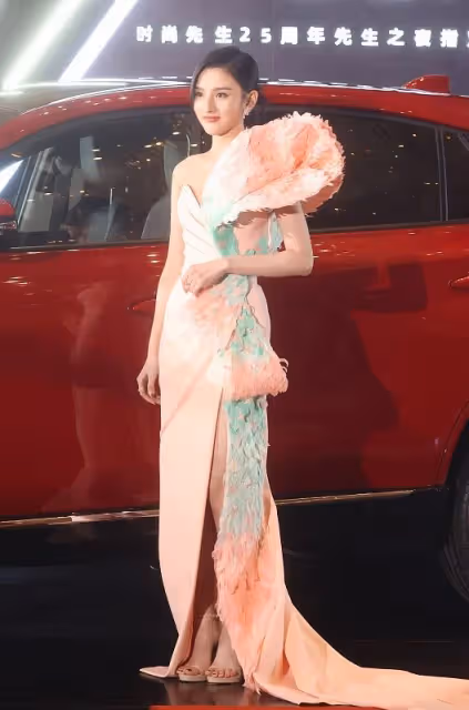 真看不出來宋祖兒是98年的，穿的裙子一套比一套有女人味，很成熟