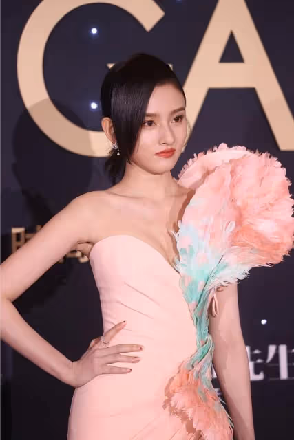 真看不出來宋祖兒是98年的，穿的裙子一套比一套有女人味，很成熟