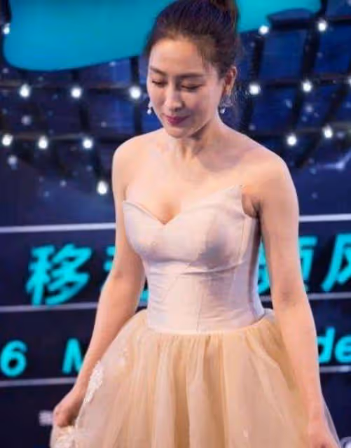 42歲馬蘇真人長啥樣?看到無濾鏡下的她,網友:就是路人一個!