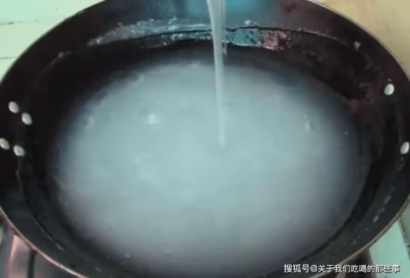 1碗澱粉6碗水，教您自製涼粉，滑嫩清涼無添加，想吃不用出去買了