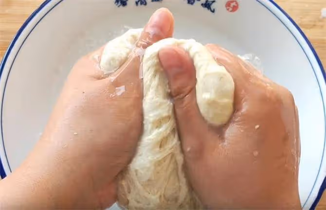 最詳細涼皮講解，記住關鍵2步，爽滑筋道又透亮，出鍋不開裂