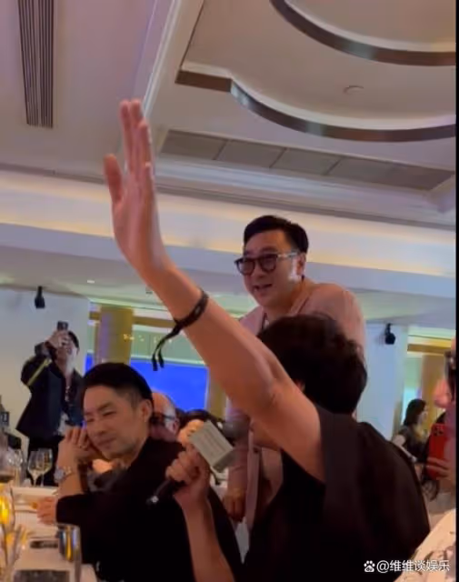 汪小菲攜妻現身華誼晚宴,馬筱梅卻在偷瞄吳彥祖,表情詭異引熱議