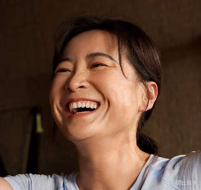 賈玲又官宣代言,宣傳片玩「上衣失蹤」,露出腹肌卻忘了遮住脖子
