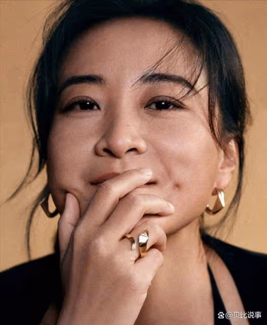 賈玲又官宣代言,宣傳片玩「上衣失蹤」,露出腹肌卻忘了遮住脖子