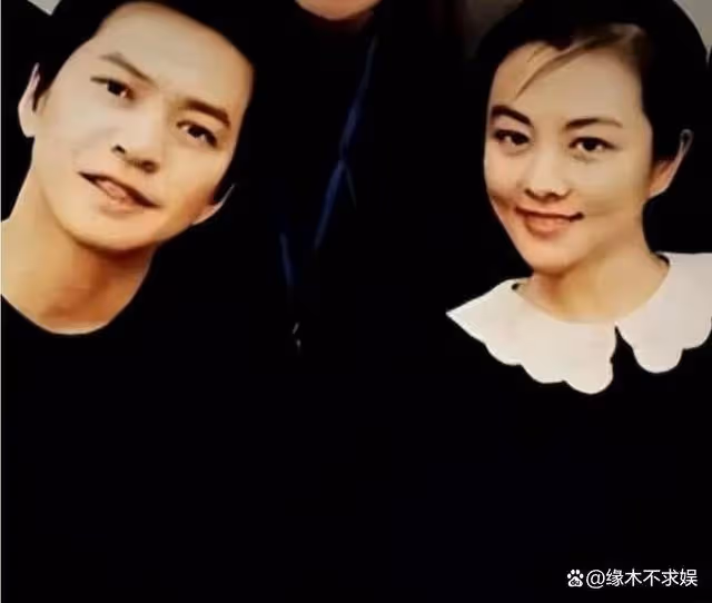 李健夫婦阿那亞看樓盤,小5歲妻子戴玉鐲好優雅,發福不少疑懷孕