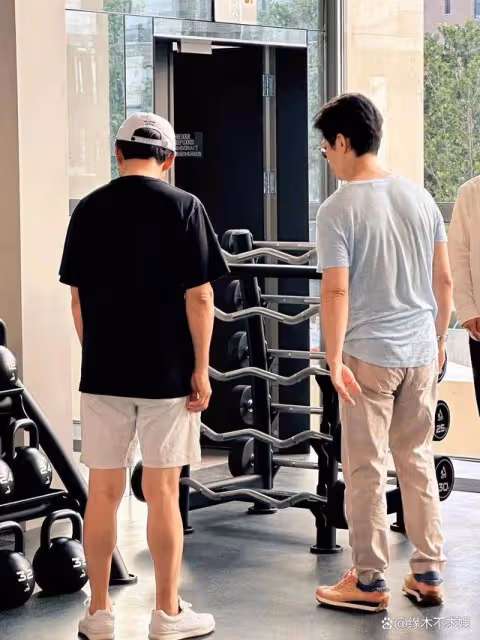 李健夫婦阿那亞看樓盤,小5歲妻子戴玉鐲好優雅,發福不少疑懷孕