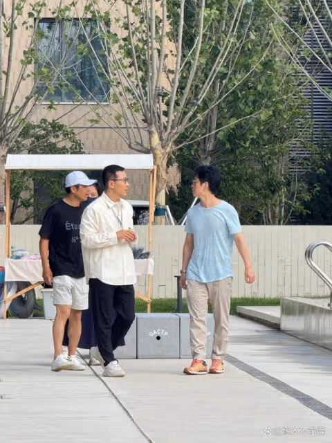 李健夫婦阿那亞看樓盤,小5歲妻子戴玉鐲好優雅,發福不少疑懷孕