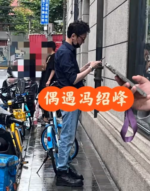 馮紹峰帶兒子看奧特曼舞台劇被偶遇,5歲想想正面照曝光