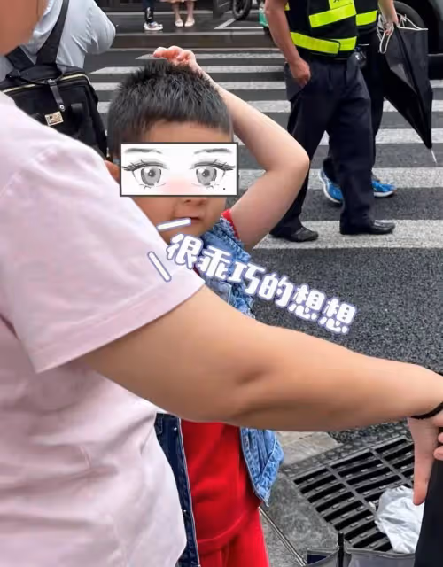 馮紹峰帶兒子看奧特曼舞台劇被偶遇,5歲想想正面照曝光