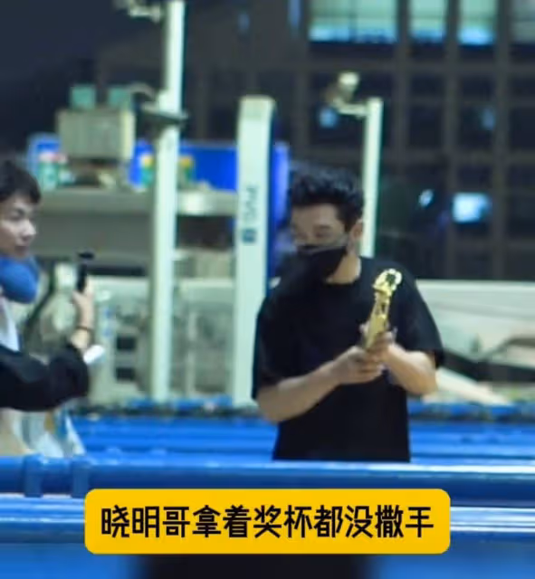 太甜膩了!黃曉明拿下金爵獎最佳男演員,女友葉珂親赴機場送熱吻