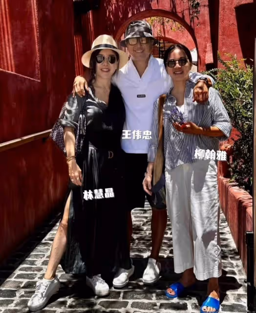 王偉忠曬與阿雅母女合照,阿雅女兒這麼大了,長得很像她老公