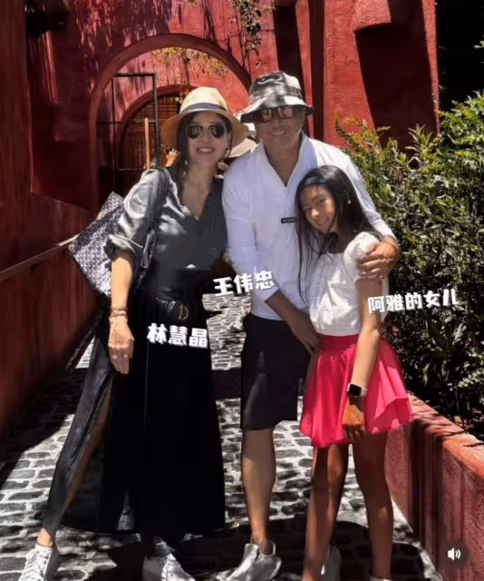 王偉忠曬與阿雅母女合照,阿雅女兒這麼大了,長得很像她老公