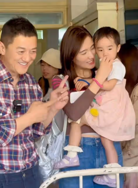 李亞鵬老婆曬帶娃日常,2歲女兒越長越像媽媽