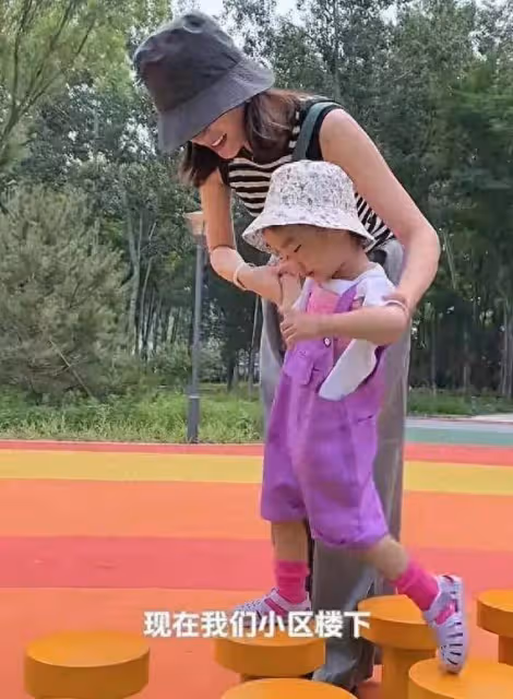 李亞鵬老婆曬帶娃日常,2歲女兒越長越像媽媽