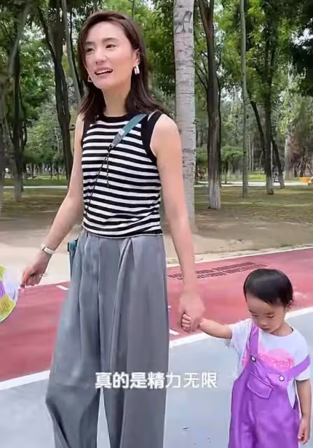 李亞鵬老婆曬帶娃日常,2歲女兒越長越像媽媽
