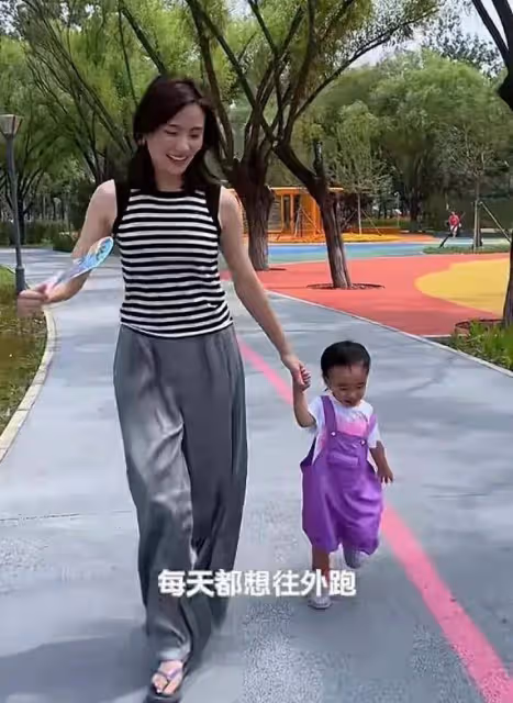 李亞鵬老婆曬帶娃日常,2歲女兒越長越像媽媽