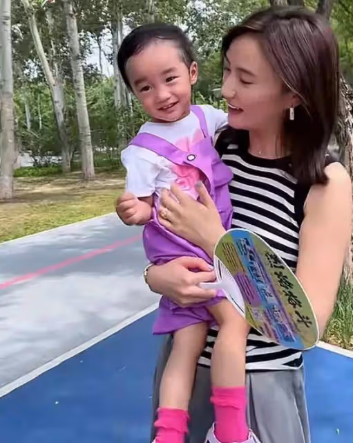 李亞鵬老婆曬帶娃日常,2歲女兒越長越像媽媽
