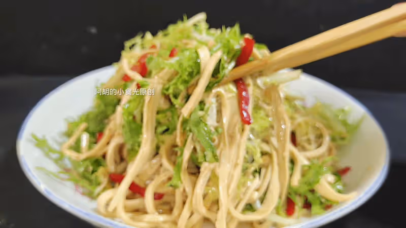 黃瓜苦瓜先靠邊,夏天這菜使勁吃!拌一拌分分鐘上桌,一口清涼解膩、滿口脆嫩