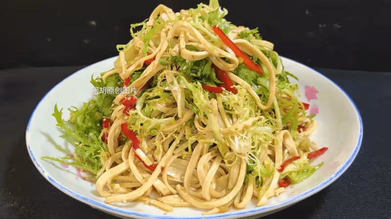 黃瓜苦瓜先靠邊,夏天這菜使勁吃!拌一拌分分鐘上桌,一口清涼解膩、滿口脆嫩