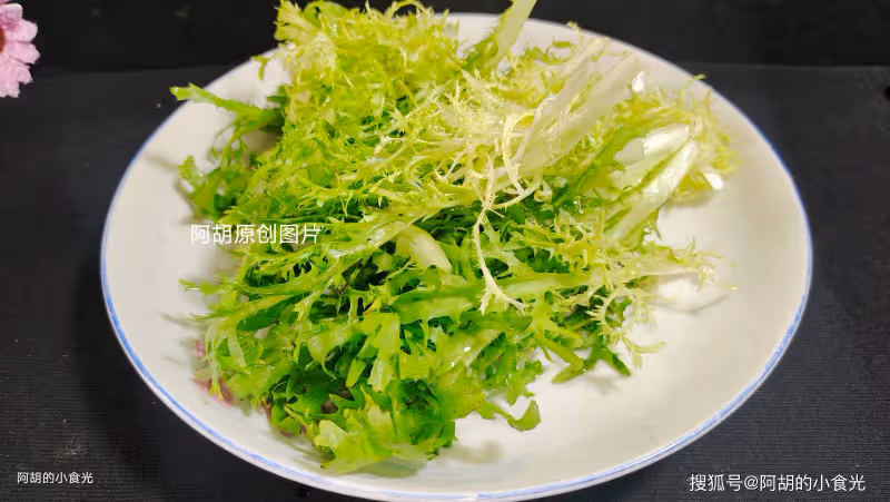 黃瓜苦瓜先靠邊,夏天這菜使勁吃!拌一拌分分鐘上桌,一口清涼解膩、滿口脆嫩
