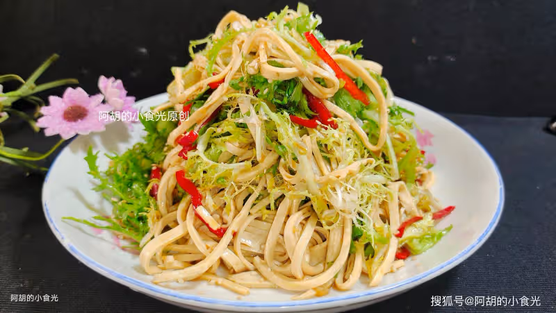 黃瓜苦瓜先靠邊,夏天這菜使勁吃!拌一拌分分鐘上桌,一口清涼解膩、滿口脆嫩