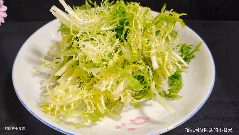 黃瓜苦瓜先靠邊,夏天這菜使勁吃!拌一拌分分鐘上桌,一口清涼解膩、滿口脆嫩