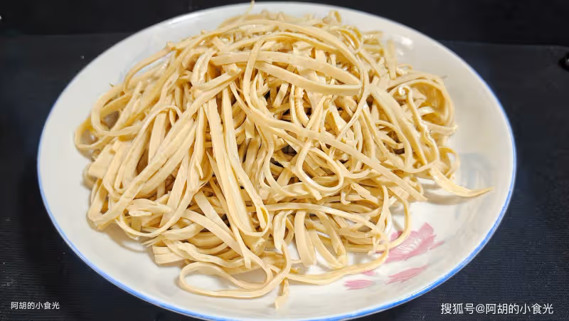 黃瓜苦瓜先靠邊,夏天這菜使勁吃!拌一拌分分鐘上桌,一口清涼解膩、滿口脆嫩