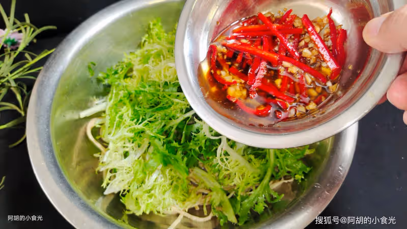黃瓜苦瓜先靠邊,夏天這菜使勁吃!拌一拌分分鐘上桌,一口清涼解膩、滿口脆嫩