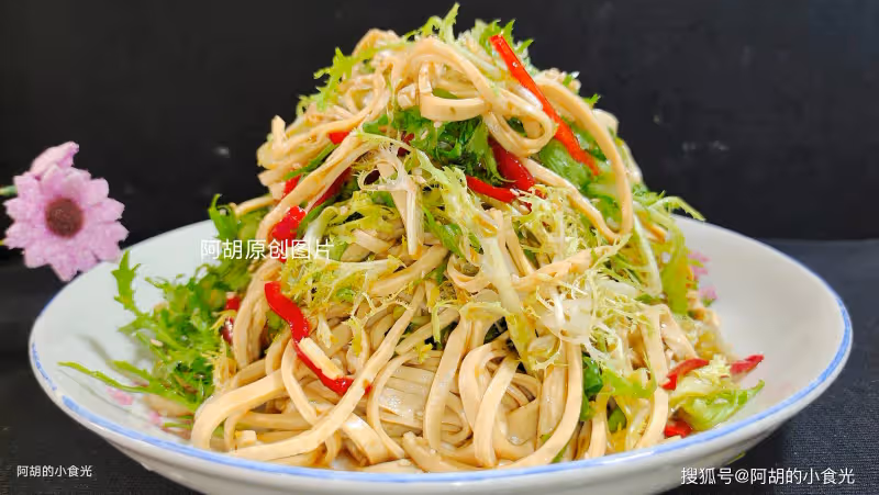 黃瓜苦瓜先靠邊,夏天這菜使勁吃!拌一拌分分鐘上桌,一口清涼解膩、滿口脆嫩