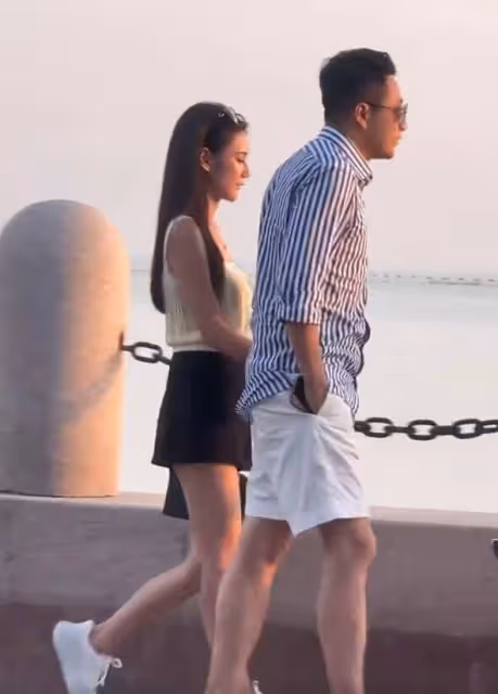 汪小菲Mandy海邊看夕陽，夫妻倆十指緊扣超甜