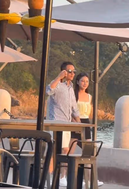 汪小菲Mandy海邊看夕陽，夫妻倆十指緊扣超甜