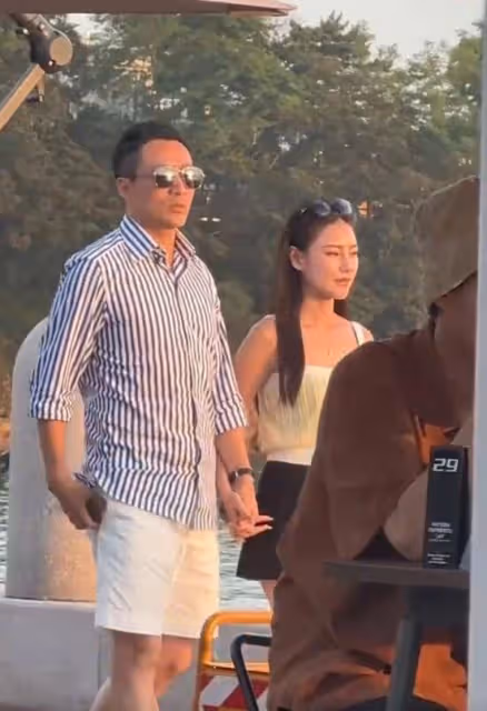 汪小菲Mandy海邊看夕陽，夫妻倆十指緊扣超甜
